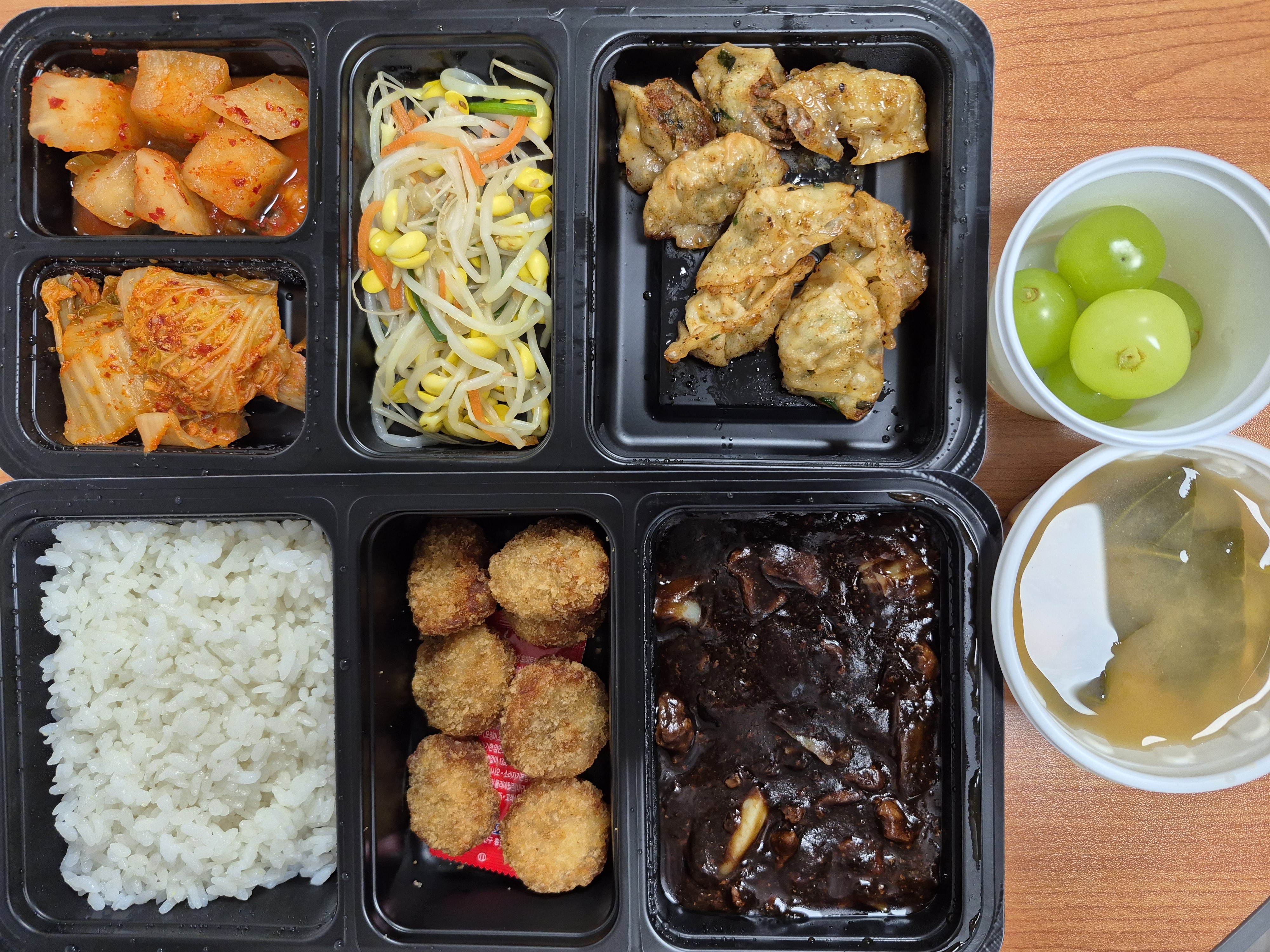 짜장밥(1.2.5.6.10)
시금치된장국(5.9)
만두강정(5.6.10)
콩나물무침(5.6)
미니돈까스&케찹(1.5.6.10)
돈육볶음김치(5.6.9.10)
깍두기(9)
계절과일
_이미지