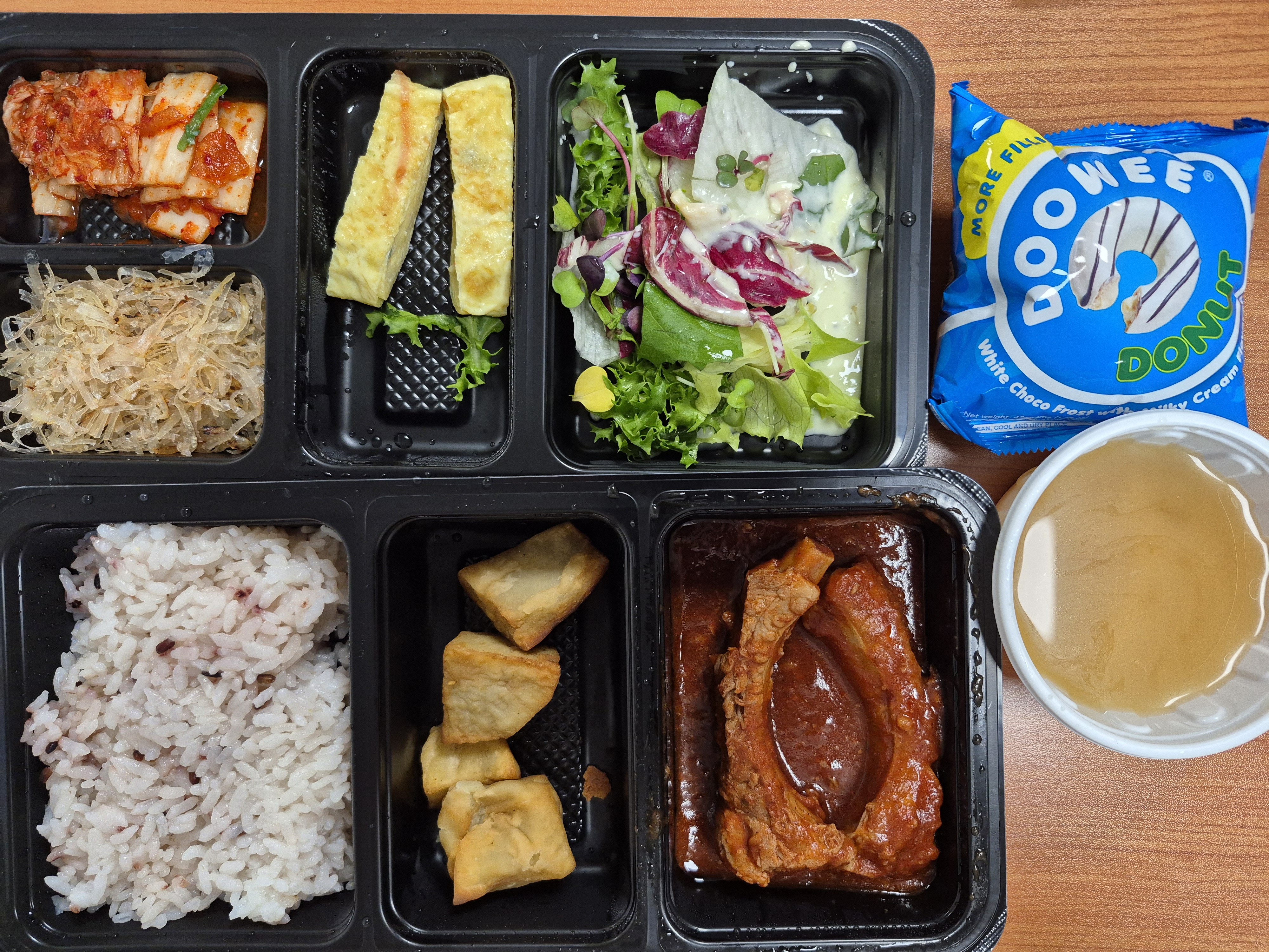 흑미밥
유부미소된장국(5.6)
바베큐폭립(5.6.10.12)
계란말이(1)
양상추그린샐러드(1.2)
고구마맛탕(5.6)
오실채볶음(5.6)
배추김치(9)
초코도넛(1.2.5.6)
_이미지